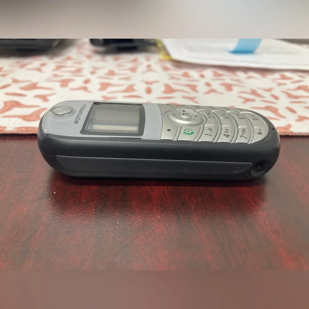 Motorola C139 cell phone basic call device TracFone network black silver